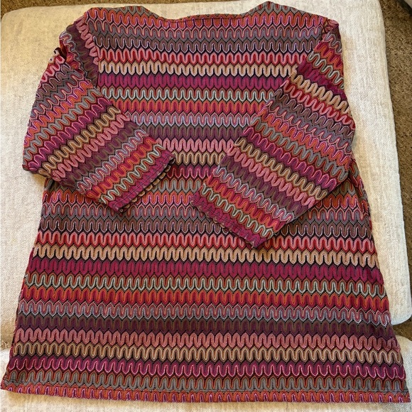 Roz & Ali Pink, Burgundy & Olive Wave-Print V-Neck Top - Picture 2 of 4